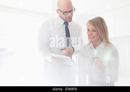 Glücklich Mitte adult Business paar mit Tablet-PC zu Hause Stockfoto