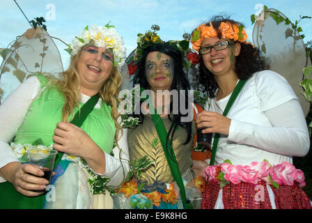 3 Frauen im Kostüm Kostüm an Karneval Liphook, 25. Oktober 2014, Liphook, Hampshire, UK. Stockfoto