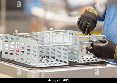 Zugeschnittenes Bild der Ingenieurin Reparatur Computerteil in der verarbeitenden Industrie Stockfoto