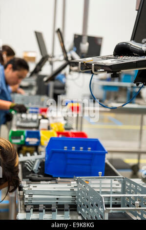 Zugeschnittenes Bild weiblicher Ingenieure arbeiten in der verarbeitenden Industrie Stockfoto