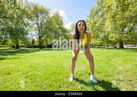 Voller Länge müde Fit Frau eine Pause während des Trainings im park Stockfoto