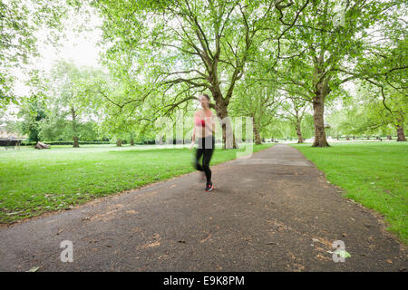 Bewegungsunschärfe Frau im Park Joggen Stockfoto