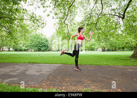 Voller Länge Seitenansicht Fit Frau im Park Joggen Stockfoto