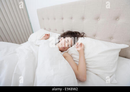 Junge Frau im Bett schlafen Stockfoto