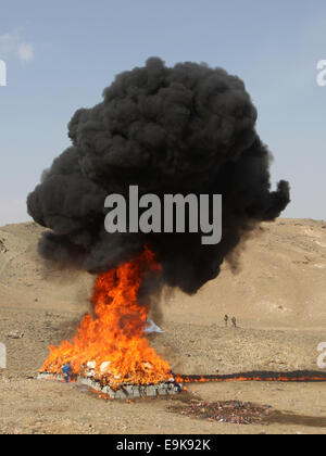 Kabul, Afghanistan. 29. Oktober 2014. Rauch steigt aus der Verbrennung von Drogen in Kabul, Afghanistan, am 29. Oktober 2014. Die Regierung von Afghanistan am Feuer 20 Tonnen von Betäubungsmitteln am Stadtrand von Kabul am Mittwoch. Bildnachweis: Ahmad Massoud/Xinhua/Alamy Live-Nachrichten Stockfoto