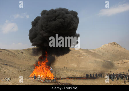 Kabul, Afghanistan. 29. Oktober 2014. Rauch steigt aus der Verbrennung von Drogen in Kabul, Afghanistan, am 29. Oktober 2014. Die Regierung von Afghanistan am Feuer 20 Tonnen von Betäubungsmitteln am Stadtrand von Kabul am Mittwoch. Bildnachweis: Ahmad Massoud/Xinhua/Alamy Live-Nachrichten Stockfoto