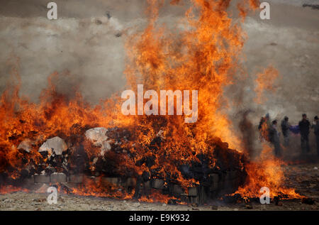 Kabul, Afghanistan. 29. Oktober 2014. Rauch steigt aus der Verbrennung von Drogen in Kabul, Afghanistan, am 29. Oktober 2014. Die Regierung von Afghanistan am Feuer 20 Tonnen von Betäubungsmitteln am Stadtrand von Kabul am Mittwoch. Bildnachweis: Ahmad Massoud/Xinhua/Alamy Live-Nachrichten Stockfoto