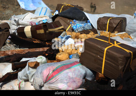 Kabul, Afghanistan. 29. Oktober 2014. Drogen werden angezeigt, bevor am 29. Oktober 2014 in Kabul, Afghanistan, verbrannt. Die Regierung von Afghanistan am Feuer 20 Tonnen von Betäubungsmitteln am Stadtrand von Kabul am Mittwoch. Bildnachweis: Ahmad Massoud/Xinhua/Alamy Live-Nachrichten Stockfoto