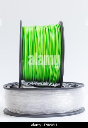 Filament für 3D Drucker kristallklar und leuchtend grün vor einem hellen Hintergrund. Stockfoto