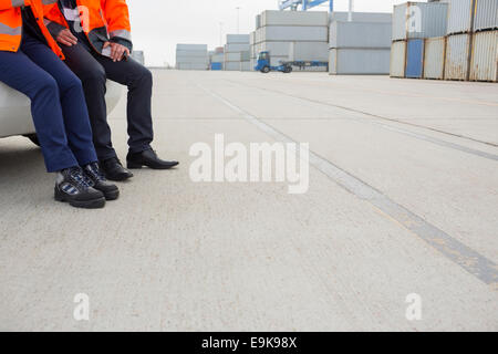 Geringen Teil der Arbeitnehmer stützte sich auf Auto im Frachthafen Stockfoto