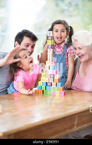 Glücklich Multi-Generationen-Familie mit arrangierten Bausteine am Tisch im Haus Stockfoto