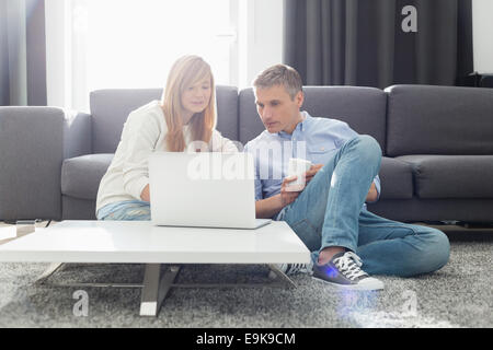 Vater und Tochter mit Laptop im Wohnzimmer Stockfoto