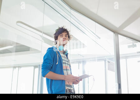 Geschäftsmann wegsehen in Kreativbüro mit gedrückter Tablet-PC Stockfoto
