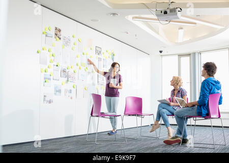 Geschäftsfrau Vortrag Kolleginnen und Kollegen im kreativen Büroräume Stockfoto