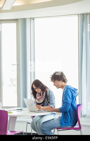 Mit Laptop zusammen in Kreativbüro Geschäftskollegen Stockfoto