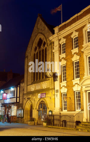 Die Guildhall der Nacht, Bohrung Street, Lichfield, Staffordshire, England, UK Stockfoto