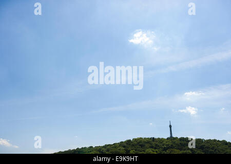 Petrin Aussichtsturm auf Hügel, Prag, Tschechische Republik Stockfoto