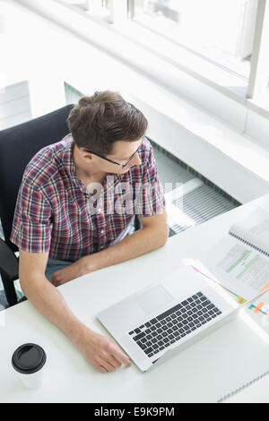 Erhöhte Ansicht der Geschäftsmann arbeitet am Schreibtisch im Kreativbüro Stockfoto