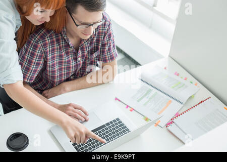 Business-paar mit Laptop in Kreativbüro Stockfoto