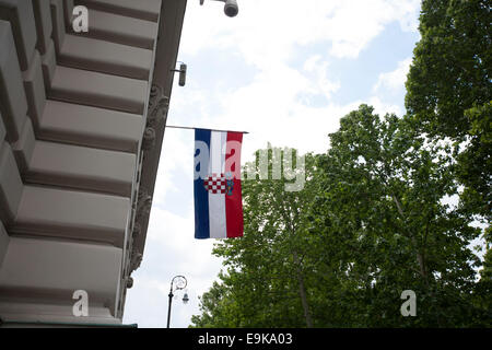 Niedrigen Winkel Ansicht der kroatischen Flagge hängen, Parlamentsgebäude, Zagreb, Kroatien Stockfoto