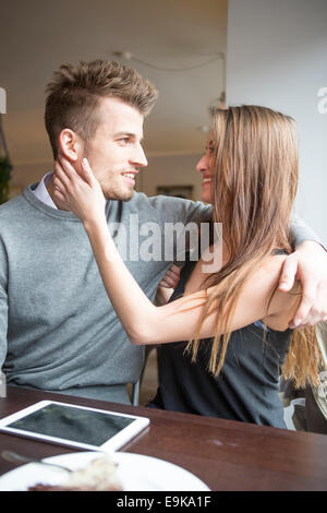 Romantische junges Paar sahen einander im café Stockfoto