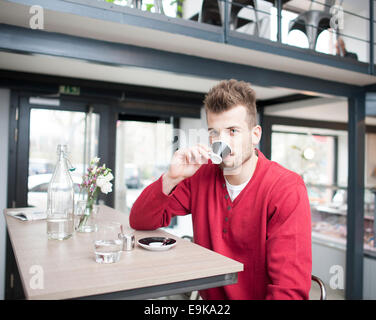 Porträt des jungen Mannes trinken Espresso im café Stockfoto