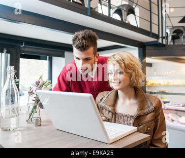 Junges Paar mit Laptop im café Stockfoto