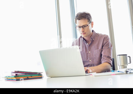 Mittleren Erwachsenenalter Geschäftsmann funktionierende Laptop Desk Kreativbüro Stockfoto