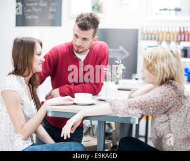 Junge Freunde, die Kaffee im café Stockfoto