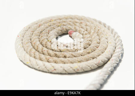 Coiled Seil an Deck der yacht Stockfoto