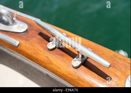 Nahaufnahme der Klampe auf Segelyacht Stockfoto