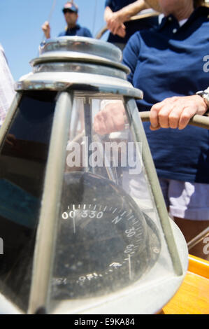 Nahaufnahme des Kompasses auf Segelboot helm Stockfoto