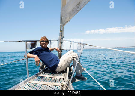 In voller Länge von glücklichen Menschen sitzen am Bug der yacht Stockfoto