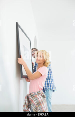 Paar Bilderrahmen an der Wand im neuen Haus hängen Stockfoto