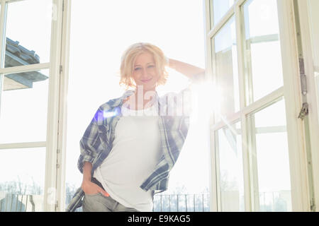 Porträt der schönen Mitte erwachsenen Frau zu Hause Stockfoto