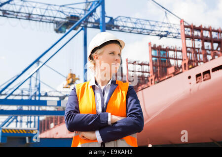 Zuversichtlich, Ingenieurin im Frachthafen Stockfoto