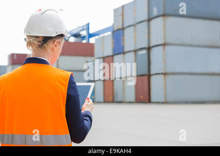 Rückansicht des Ingenieurin mit digital-Tablette im Frachthafen Stockfoto