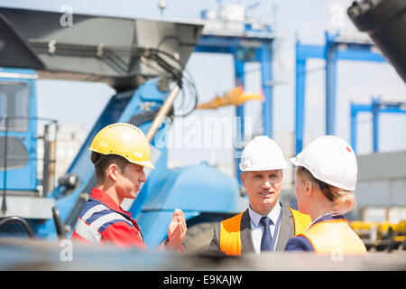 Arbeitnehmer im Frachthafen diskutieren Stockfoto