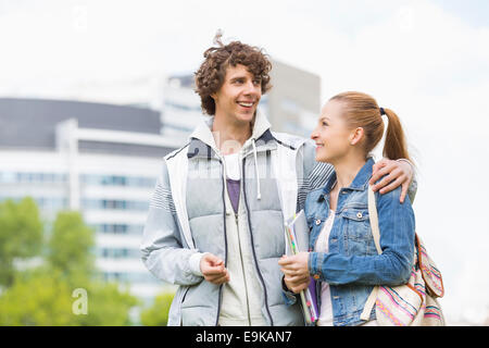 Glückliche junge College-Studenten auf dem campus Stockfoto