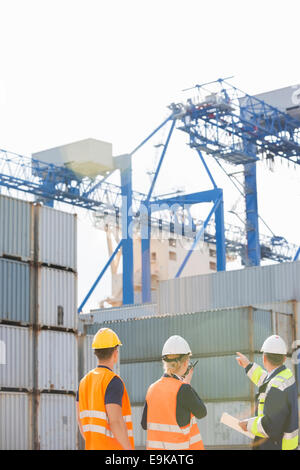 Rückansicht der Arbeitnehmer Frachtcontainer im Frachthafen Inspektion Stockfoto