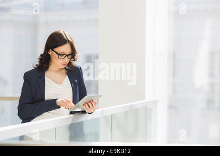 Junge Geschäftsfrau mit Tablet-PC im Büro Stockfoto