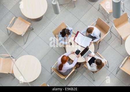 Erhöhte Ansicht Geschäftsfrauen arbeiten im Büro-Kantine Stockfoto