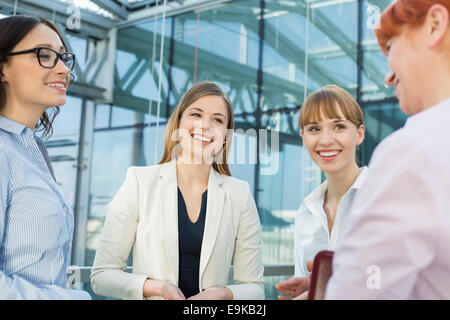 Glücklich Unternehmerinnen im Gespräch im Büro Stockfoto