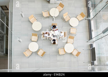 Erhöhte Ansicht Geschäftsfrauen arbeiten im Büro-Kantine Stockfoto