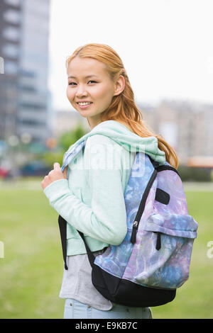 Porträt der glückliche junge Frau mit Rucksack am College campus Stockfoto