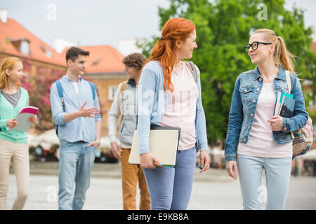 Junge College-Freunde gehen auf der Straße Stockfoto