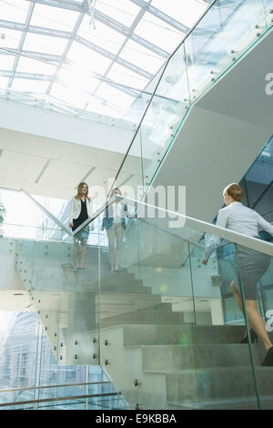 Geschäftsfrauen, die zu Fuß auf Schritte im Büro Stockfoto