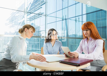 Unternehmerinnen mit digital-Tablette in office Stockfoto