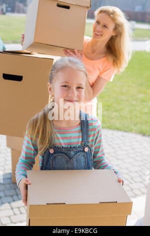 Mutter und Tochter mit Kartons Umzug in neues Haus Stockfoto