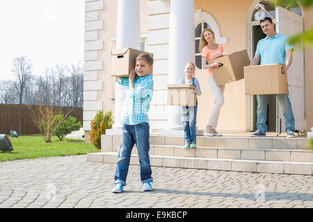 Familie mit Kartons von Haus Stockfoto